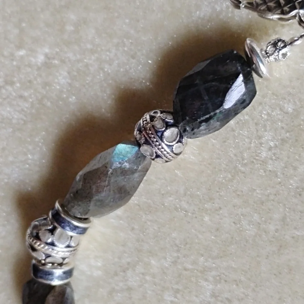 HAND CRAFTED LABRADORITE AND ENAMEL BEADS BRACELET - Picture 3 of 7